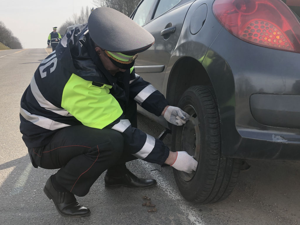 В Смолевичском районе сотрудники ГАИ помогли гражданке с ремонтом колеса