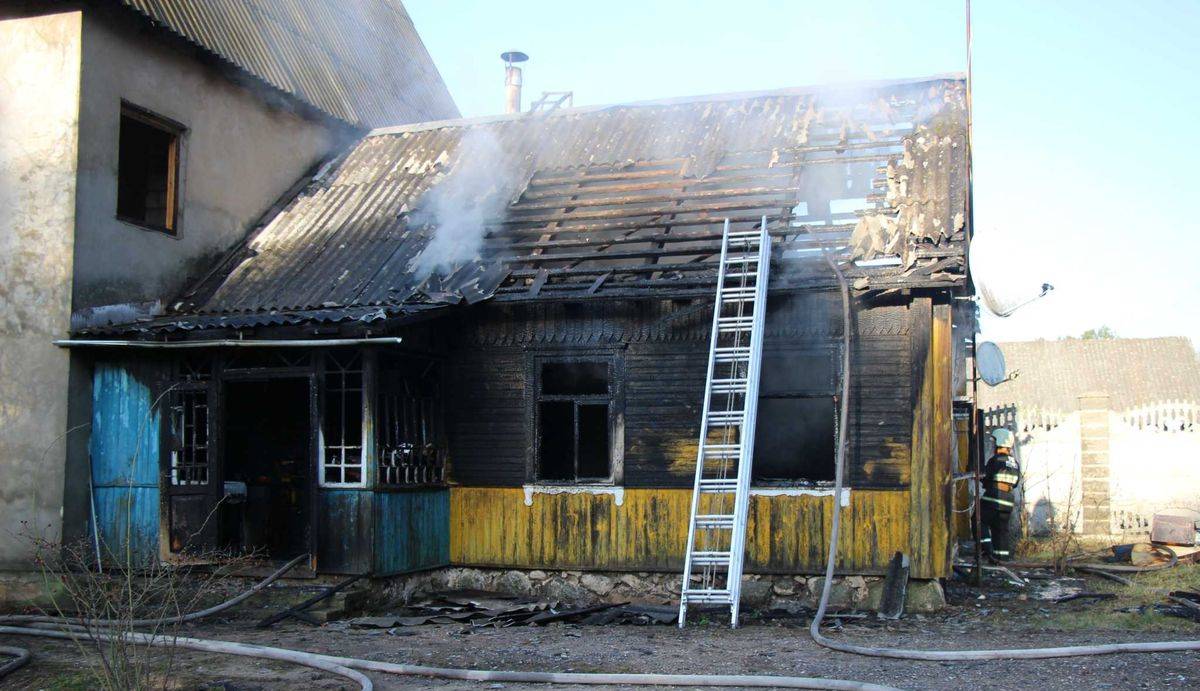 Неудачно протопил: в Кореличском районе у мужчины сгорело пол дачи