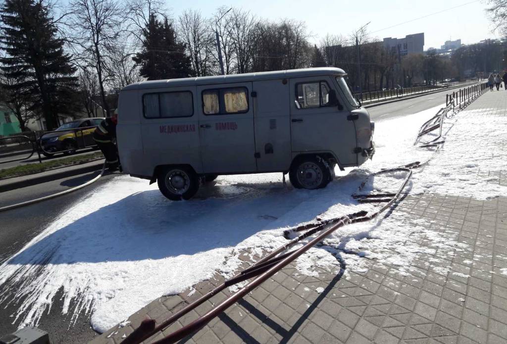 Бензин на асфальте: в Гродно перевернулась машина скорой помощи