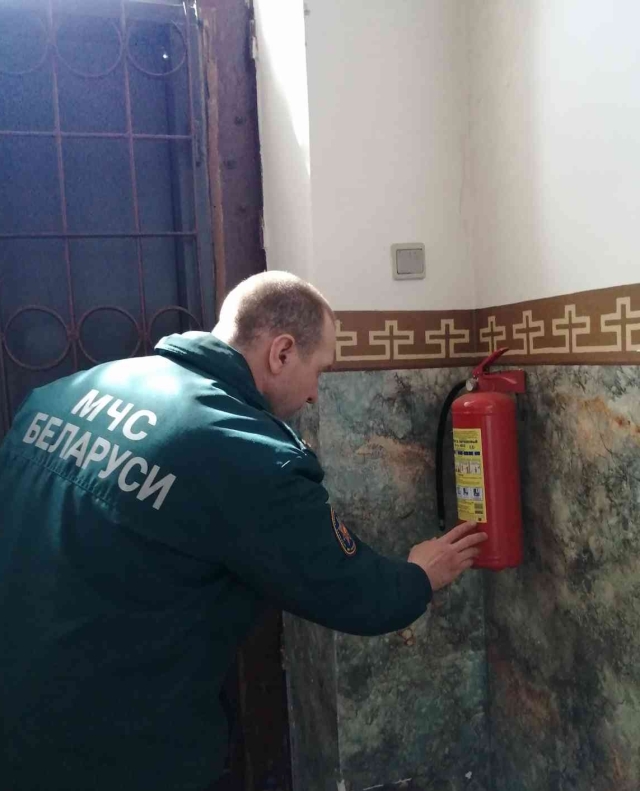 Сотрудники МЧС проводят пожарно-профилактическую работу в храмах и монастырях Жабинковского района