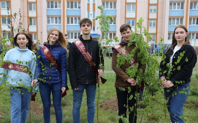 Выпускники Лельчицкой гимназии вместо последнего звонка сажали деревья