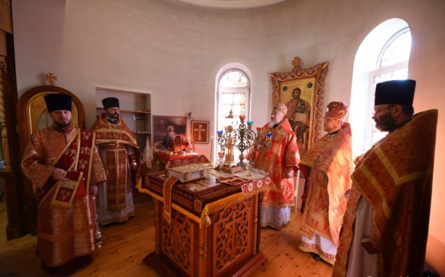 Божественная литургия в день памяти апостола и евангелиста Иоанна Богослова в храме деревни Березки