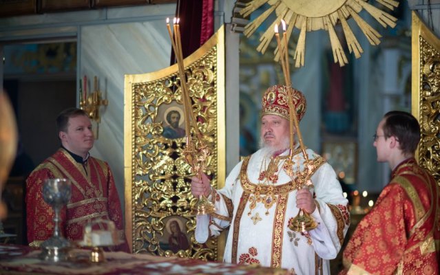Божественная литургия в Преполовение Пятидесятницы в Петро-Павловском кафедральном соборе Гомеля