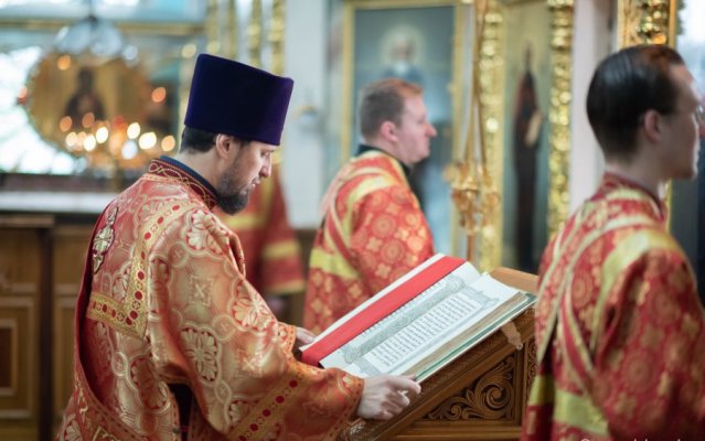 Божественная литургия в Преполовение Пятидесятницы в Петро-Павловском кафедральном соборе Гомеля