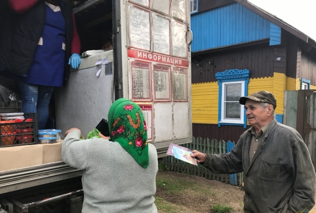 Рогачёвские спасатели информируют жителей малых деревень через автомагазины
