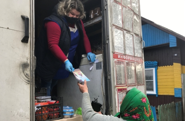 Рогачёвские спасатели информируют жителей малых деревень через автомагазины