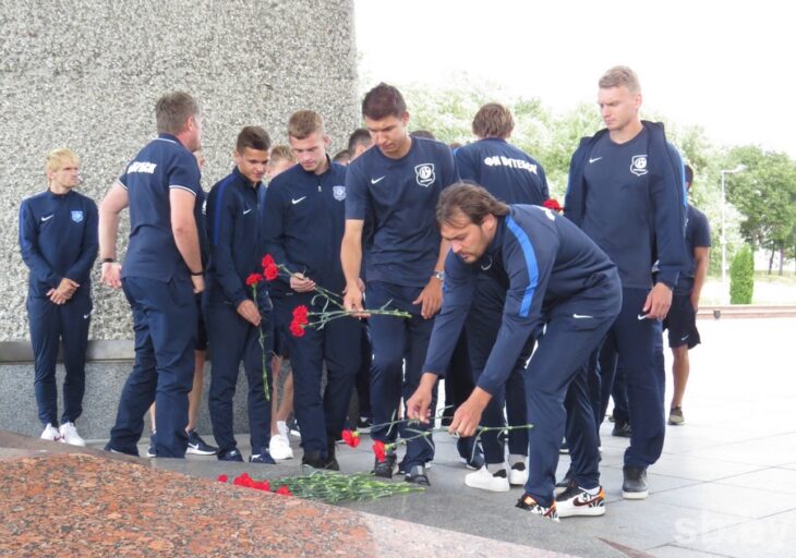 Футболисты и тренеры «Витебска» возложили цветы к Вечному огню