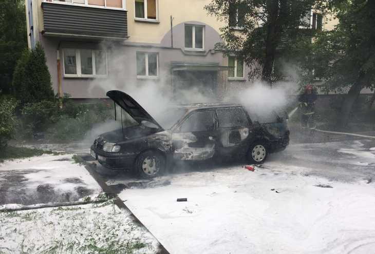 В Минске на Рейниса сгорела машина, еще 2 соседних авто пострадали от огня