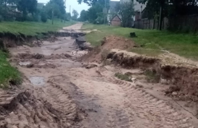 В Рогачёвском районе дождь размыл дорогу