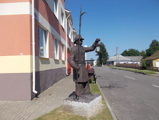 Ко Дню пожарной службы в Климовичах установили скульптуру пожарного