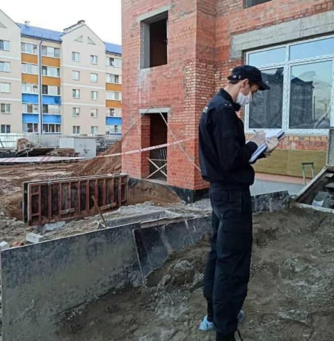 Минский район: на стройке рабочий утонул в цементе