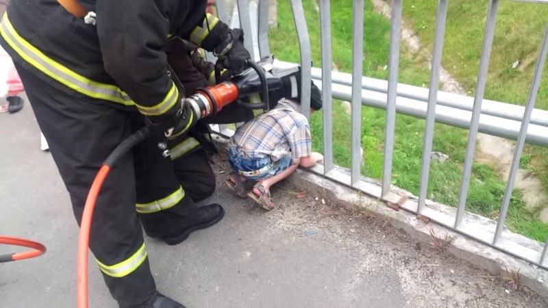 В Калинковичах ребенок застрял между прутьями ограждения моста
