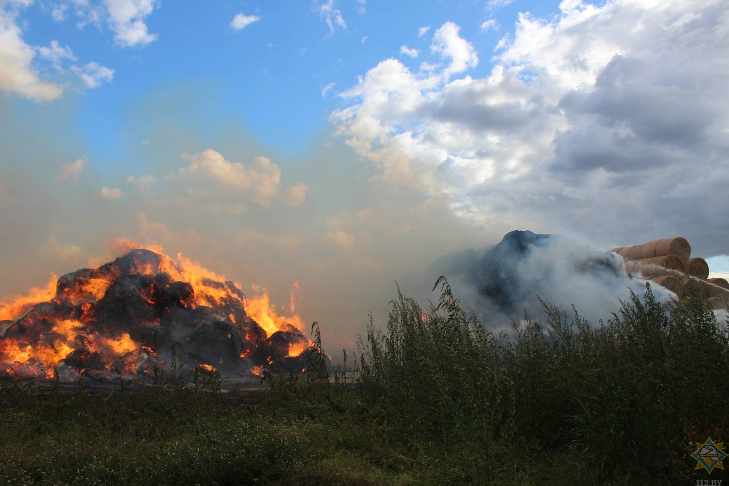 В агрогородке Обухово пожар уничтожил 80 тонн соломы