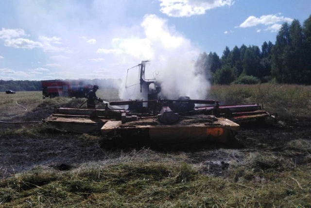 В Буда-Кошелёвском районе в поле сгорел трактор