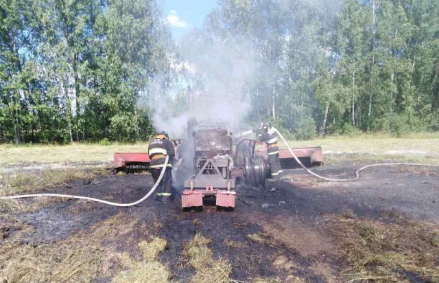 В Буда-Кошелёвском районе в поле сгорел трактор