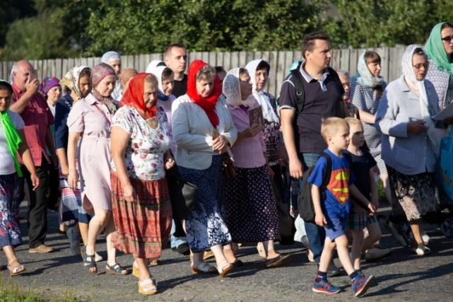 В Калинковичах совершили Крестный ход на годовщину расстрела Царской семьи