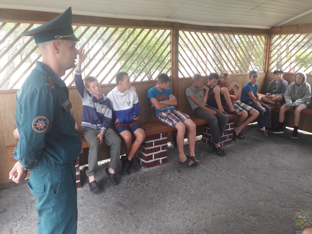 Сотрудники МЧС посетили II смену военно-патриотического лагеря Брестского района