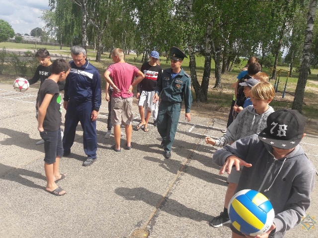 Сотрудники МЧС посетили II смену военно-патриотического лагеря Брестского района