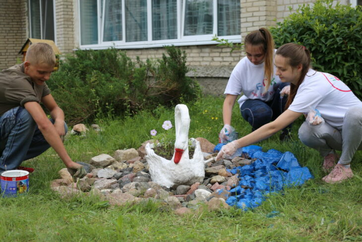 Подростки, состоящие на учете в ИДН, облагородили детский сад в Бобруйске