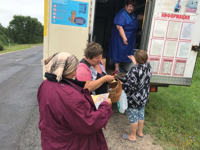 Рогачёвские спасатели проводят встречи с населением деревень возле автомагазинов