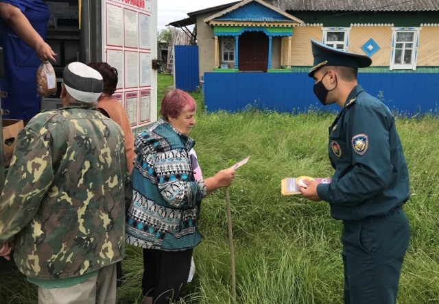 Рогачёвские спасатели проводят встречи с населением деревень возле автомагазинов