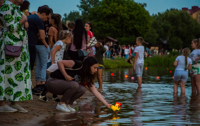В Могилеве не состоялся фестиваль водных фонариков, но горожан это не остановило