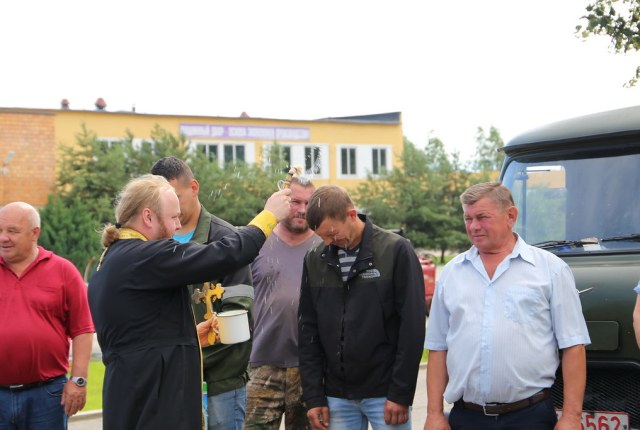 Уборочные работы в ОАО «Остромечево» начались с молитвы