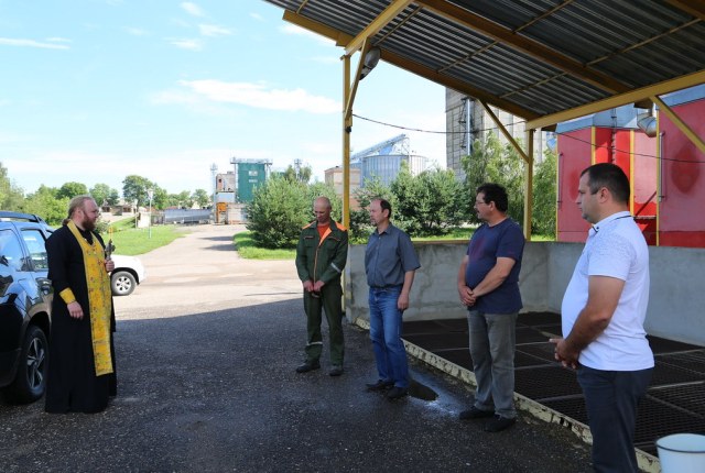 Уборочные работы в ОАО «Остромечево» начались с молитвы