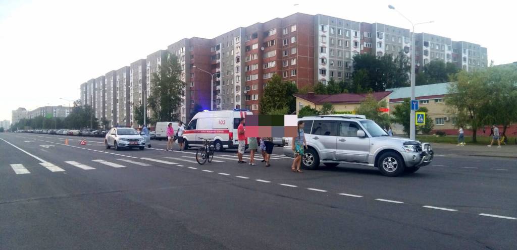 В Минске внедорожник на переходе сбил велосипедиста