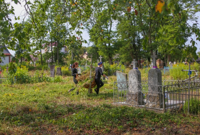 В Каменце местные жители организовали уборку на старом кладбище