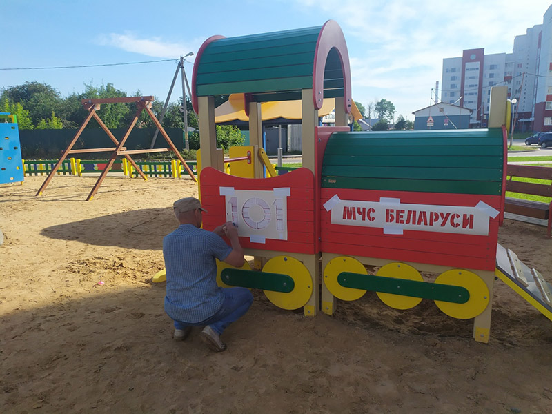 В Лиде открылась детская площадка в стиле МЧС