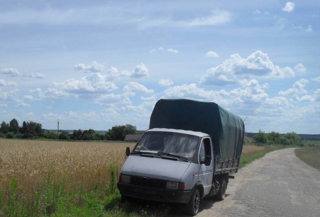 В Воложинском районе мужчина укатил с поля рулоны сена
