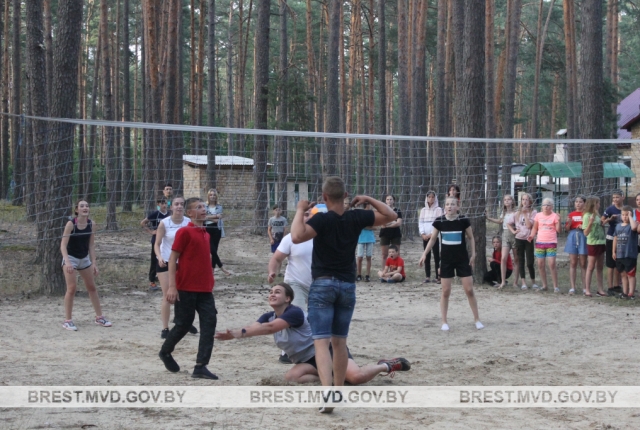 В Лунинецком районе сотрудники ИДН организовали турнир по пляжному волейболу