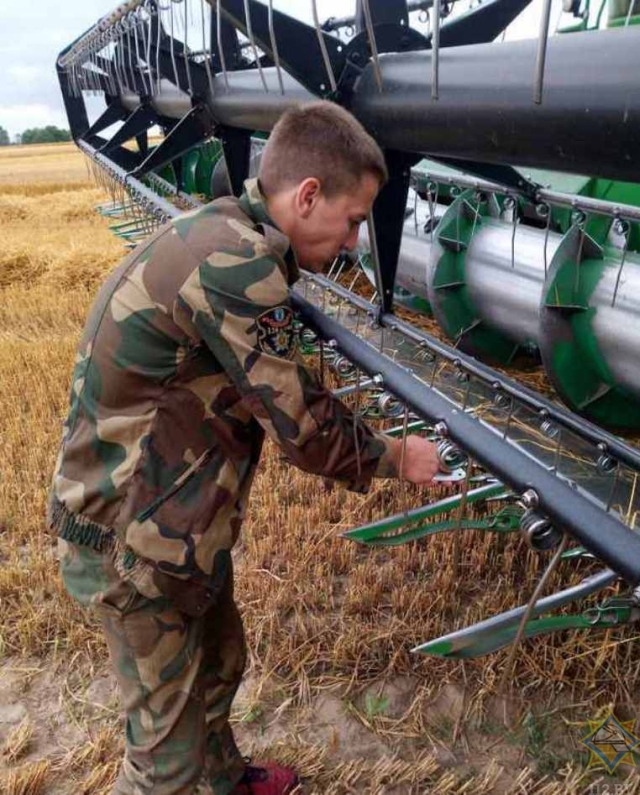Барановичские спасатели помогают собирать урожай