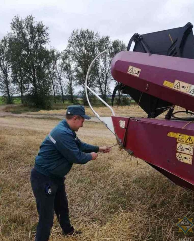 Барановичские спасатели помогают собирать урожай