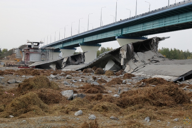 В Гомельском районе взрывотехники демонтировали аварийные конструкции моста через Сож