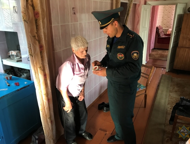 Рогачёв: спасатели организовали шефскую помощь людям преклонного возраста