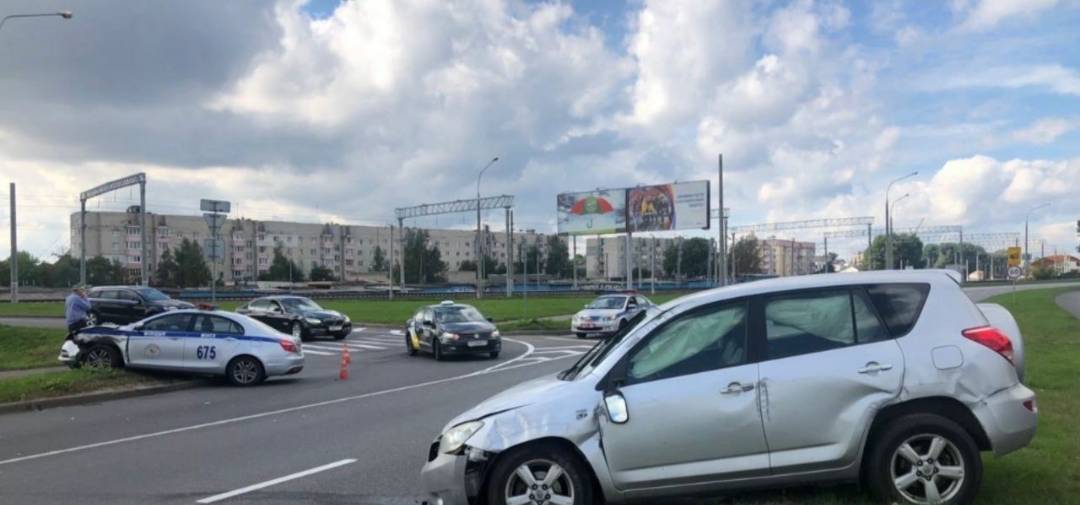В Минске внедорожник врезался в автомобиль ГАИ