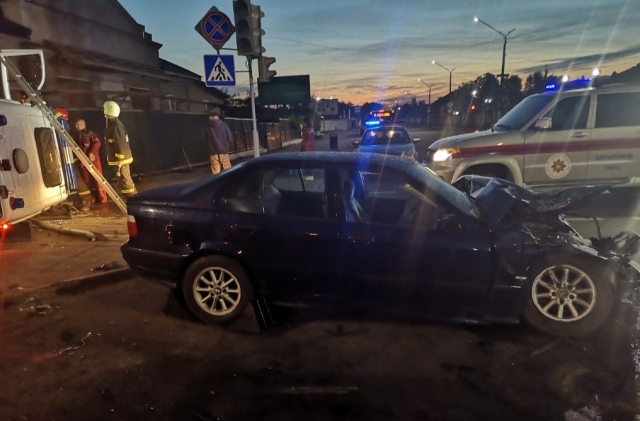 ДТП в Барановичах: спасатели деблокировали пострадавшего из автомобиля скорой помощи