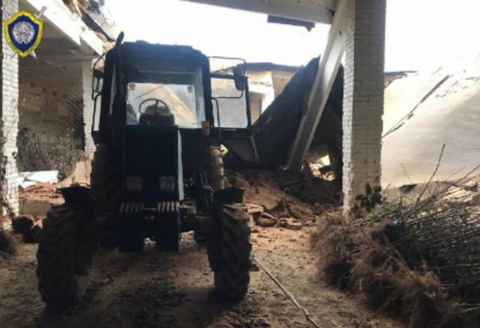 Минский район: трактор разрушил склад, погиб человек