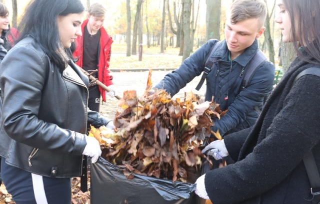 В Барановичах подростки помогли навести порядок в городском парке