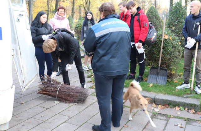В Барановичах подростки помогли навести порядок в городском парке