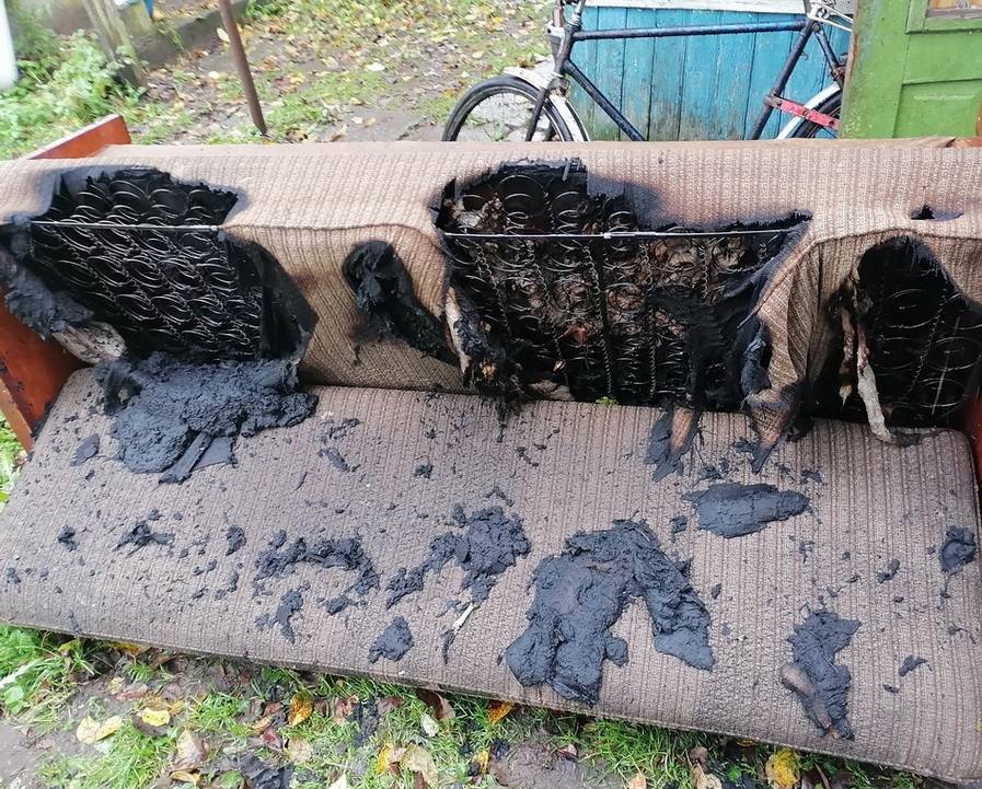 В Мядельском районе сельчанин едва не сгорел на своем диване