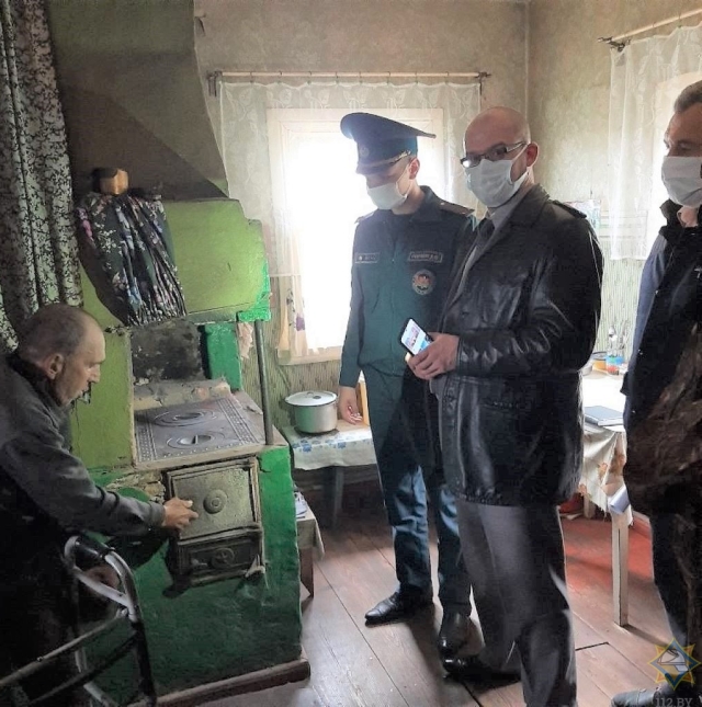 В Ивацевичском районе бесплатно ремонтируют печи и электропроводку в домах одиноких пенсионеров и инвалидов