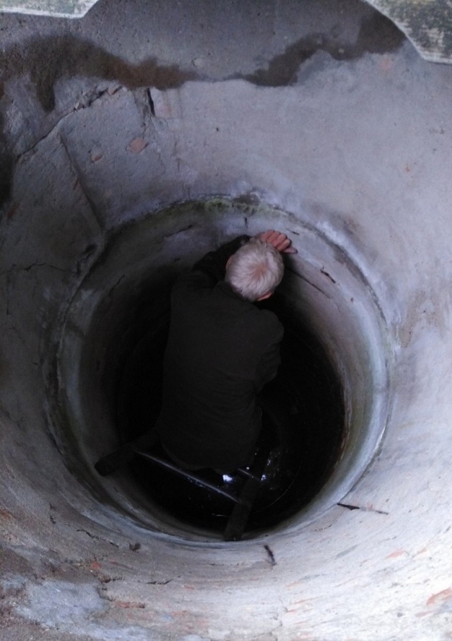 В Житковичском районе пенсионер сутки просидел в колодце, пока его не вытащили спасатели