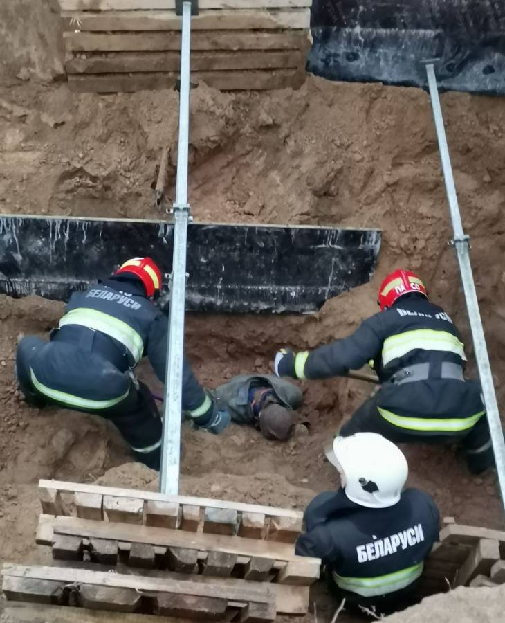 В Минске рабочий оказался погребенным заживо