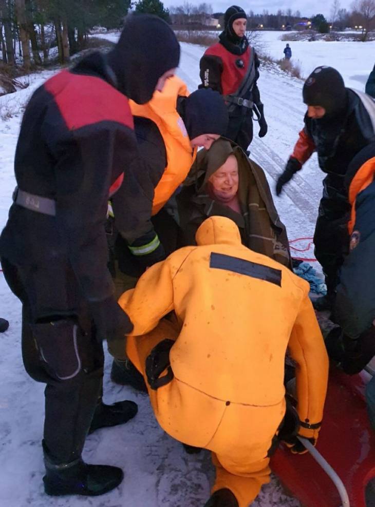 В Минске тонущий рыбак удерживался на тюбинге до приезда спасателей