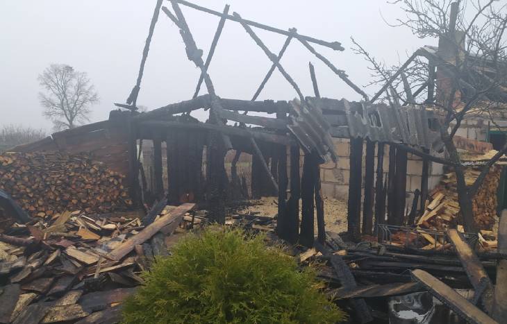 Очередное замыкание: В Мядельском районе пожар уничтожил хозяйственную постройку