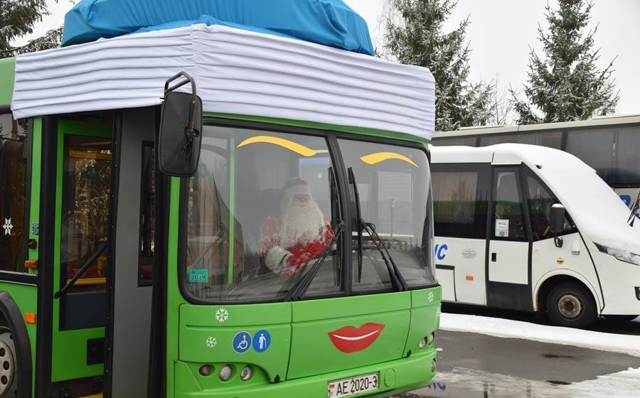 В Гомеле курсируют новогодние автобусы