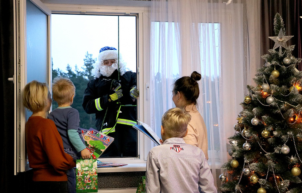 В Островце Дед Мороз приносит подарки через окно